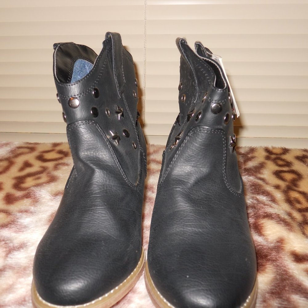 new with tags size 8 black ankle boots